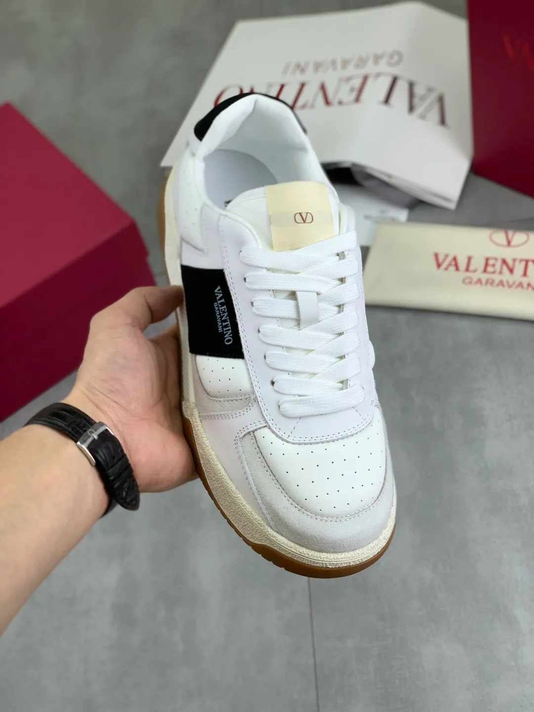 Men's men's shoes 💰P600 New model Latest Valentino Valentino V family new casual young fashion trend sports shoes Full of vitality No age limit Very light and comfortable on the feet Packaging Original purchase and development Production of goods Various color combinations are eye-catching Activate the charming sunny boy Shoe design combines coolness with daily style Full of street style Multi-color options!   Fabric: original material splicing/first-layer cowhide Lining: imported cowhide/original logo sweat-absorbent and breathable foot pad Outsole: TPU foam lightweight material outsole Brand injection insole Code number: 38-46 Full set of packaging Color: 3️⃣ colors available